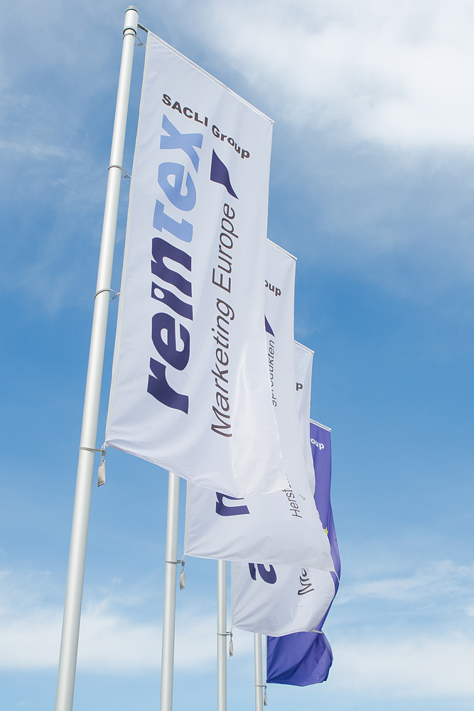 Einwegprodukte von Reintex - Reintexflaggen vor dem Firmensitz in Mannehim Einwegprodukte wie Einwegdecken und Einwegkissen von Reintex - Reintexflaggen vor dem Firmensitz in Mannheim